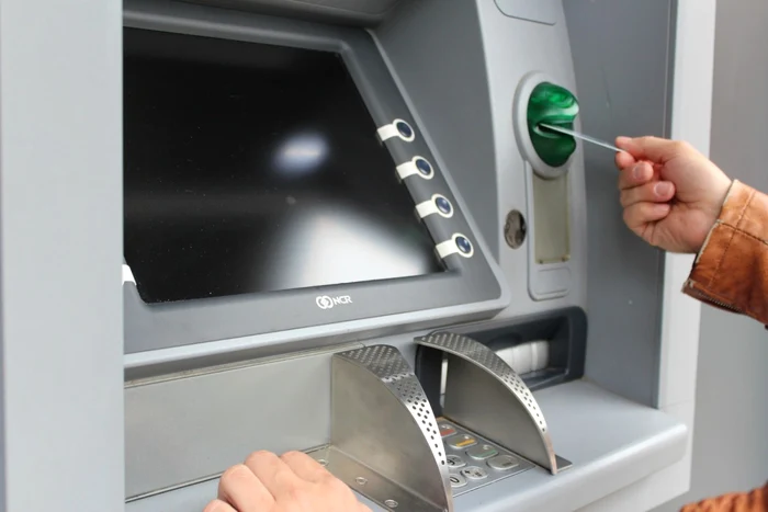 Bărbat din Oradea jefuit în timp ce își număra banii retrași de la bancomat: a rămas fără 900 de lei