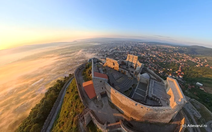 Viperele încă domină Dealul Cetății Devei: avertismente pentru turiști și reguli de siguranță