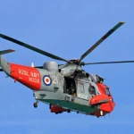 Un elicopter al Royal Navy s-a prăbușit într-un câmp din Devon; zona izolată și drumuri închise