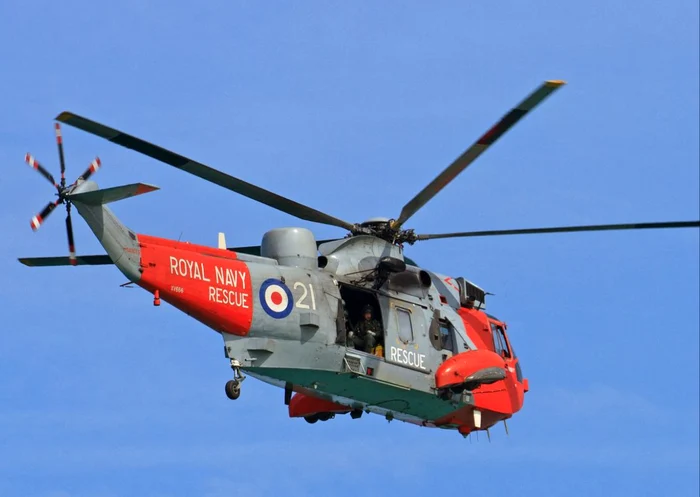 Un elicopter al Royal Navy s-a prăbușit într-un câmp din Devon; zona izolată și drumuri închise