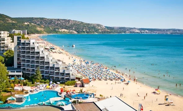 Păcură reapare pe plajele Bulgariei; Greenpeace cere verificarea „flotei fantomă” ruse