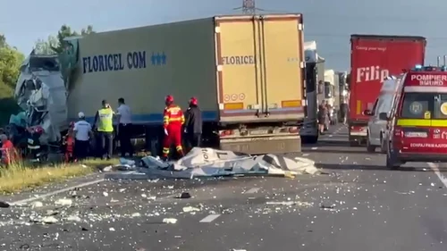 Un mort şi doi răniţi după coliziunea frontală între două TIR‑uri pe DN6, în afara localităţii Jupa