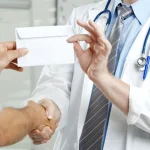 Medic şef de secţie din Dâmboviţa, reţinut pentru luare de mită; cerea între 100 şi 400 lei de la pacienţi