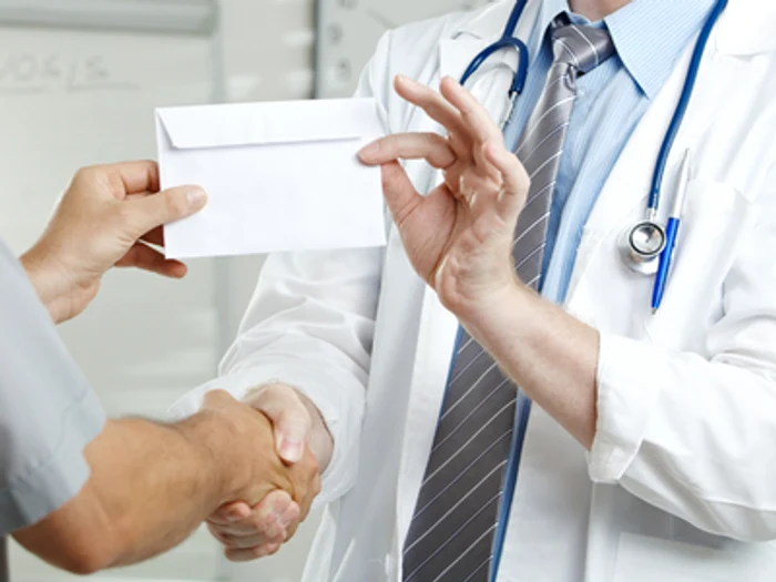 Medic şef de secţie din Dâmboviţa, reţinut pentru luare de mită; cerea între 100 şi 400 lei de la pacienţi
