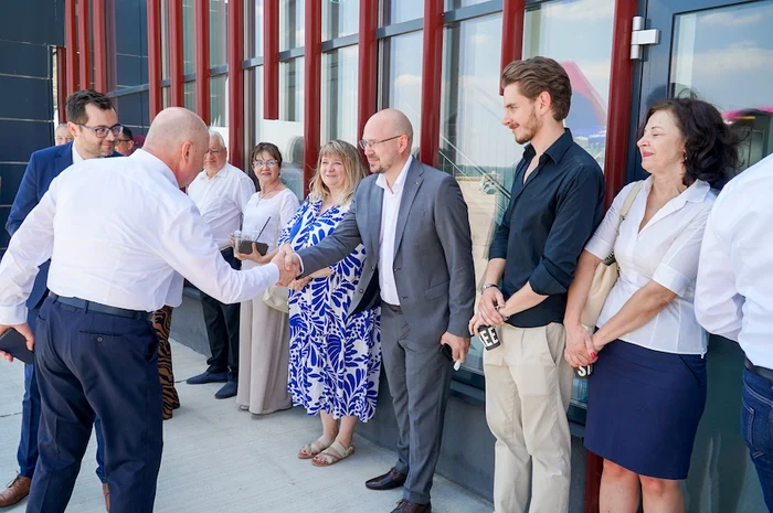 Ilie Bolojan, fotografii și discuții cu pasagerii la Aeroportul Oradea, la inaugurarea curselor Wizz Air