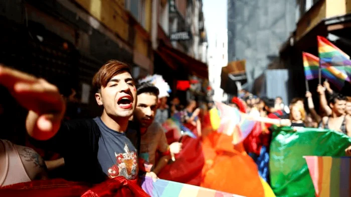 Cel puțin 50 de arestări la marșul Pride din Istanbul; o jurnalistă reținută