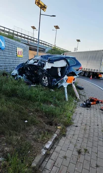 Bărbat decedat după ce a intrat cu mașina în zidul unui sens giratoriu la Șcheia, Suceava