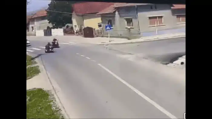 Doi pensionari răniți după coliziunea între două tricicluri electrice la Teiuș