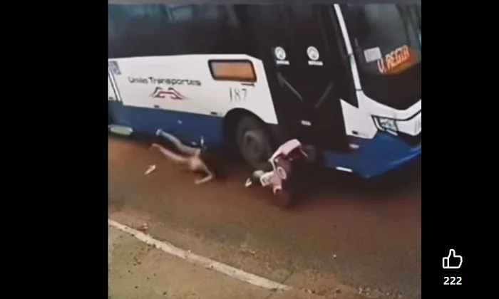 Imagini cu un accident în care un autobuz acroșează un cărucior: copilul a scăpat fără răni grave