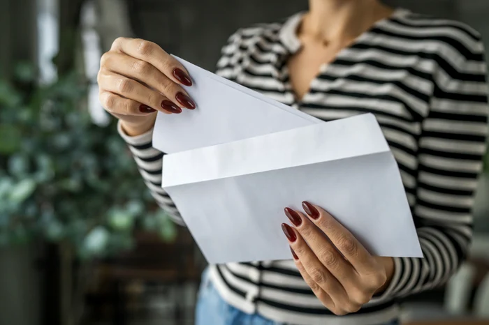 Directoarea unei şcoli din judeţul Buzău plasată la domiciliu după ce a fost prinsă luând 10.000 lei mită