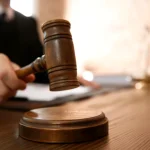 Judecătoare din București, sancționată cu 10% din salariu pentru că nu a redactat 330 de hotărâri; recurs respins de ÎCCJ