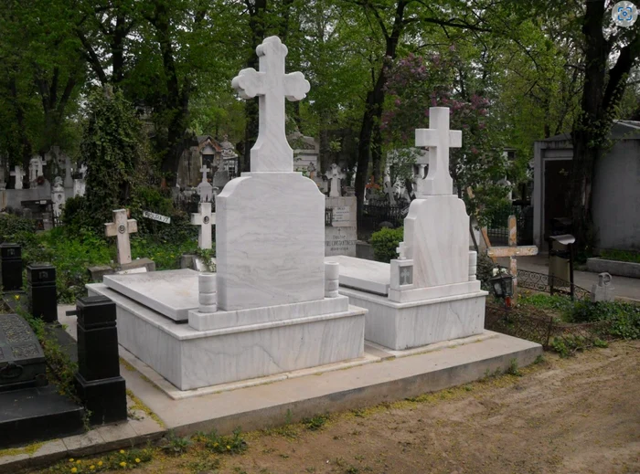 Un băiat de 12 ani a murit la Vultureni după ce o cruce funerară s-a prăbușit peste el