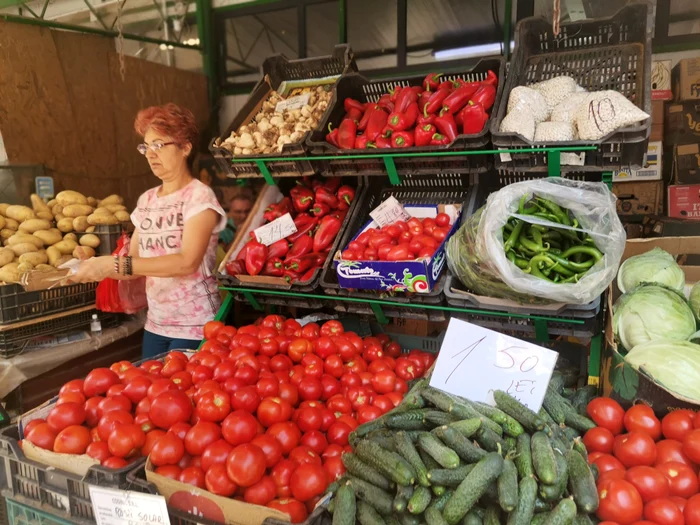 Ce cumpărăm din piața din Slatina: românești sau de import și la ce preț