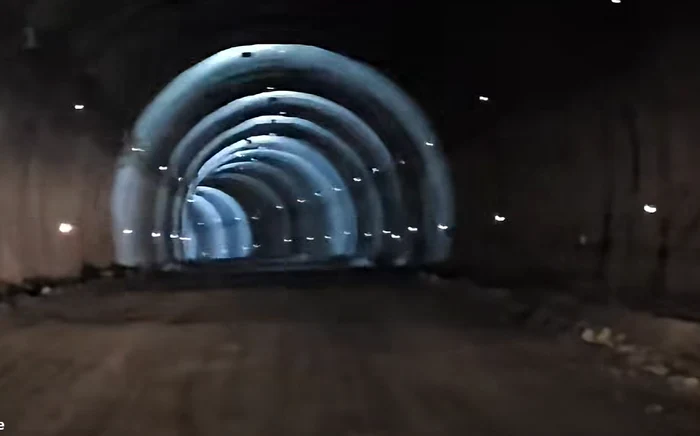 Tunelul Robești, străpuns complet pe Autostrada Sibiu–Pitești; lucrările continuă pentru cămășuirea interiorului