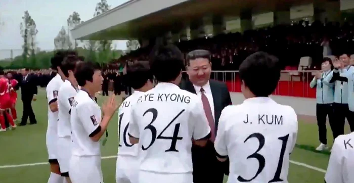 Kim Jong Un i-a felicitat pe campioanele Asiei la fotbal feminin în timpul unei ceremonii oficiale