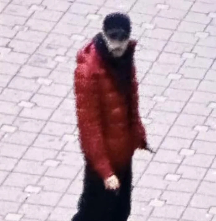 Imaginea apărută cu tânărul acuzat că și-a înjunghiat mortal tatăl, polițist la Permise Neamț