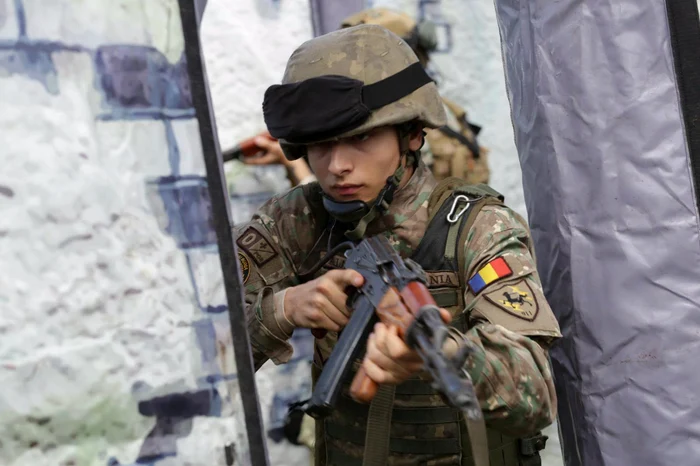 General NATO: reintroducerea serviciului militar depinde de succesul programului voluntar pentru 3.500 de recruți