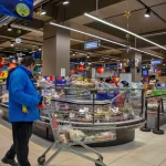 Scădere puternică a consumului: românii cumpără „la suta de grame” din lipsa puterii de cumpărare