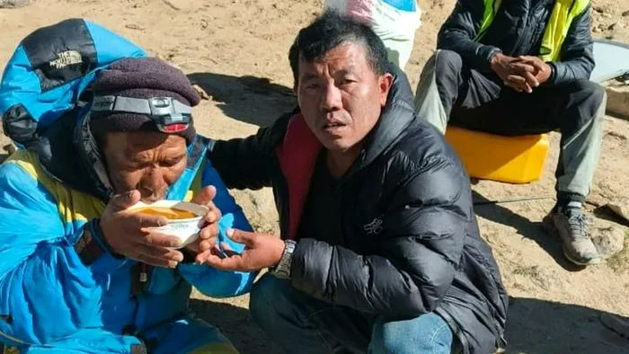 Ghid nepalez găsit în viață pe Everest după șase zile la peste 7.500 m; soția îl bănuise mort