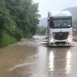 Viiturile au blocat DN 10 între Nehoiașu și Siriu; drumarii acționează pentru degajare