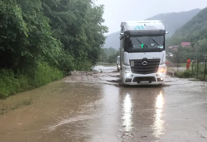 Viiturile au blocat DN 10 între Nehoiașu și Siriu; drumarii acționează pentru degajare