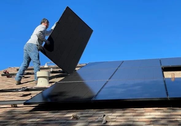Cum își instalează românii panouri fotovoltaice pe cont propriu și în cât timp se amortizează investiția