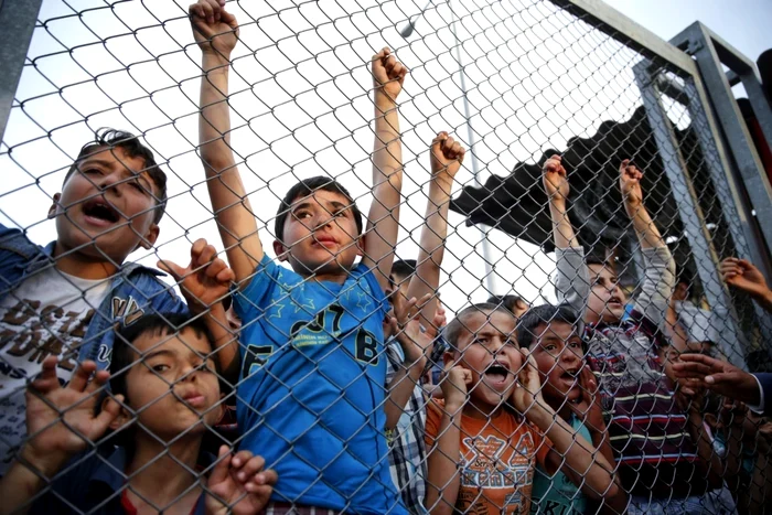 Copii ai îngrijitorilor migranți, somați de Ministerul de Interne să părăsească M. Britanie, deşi părinţii pot rămâne