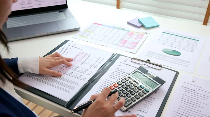 Din 7 iunie angajatorii trebuie să justifice diferențele salariale. Ce drepturi au angajații și ce riscă firmele