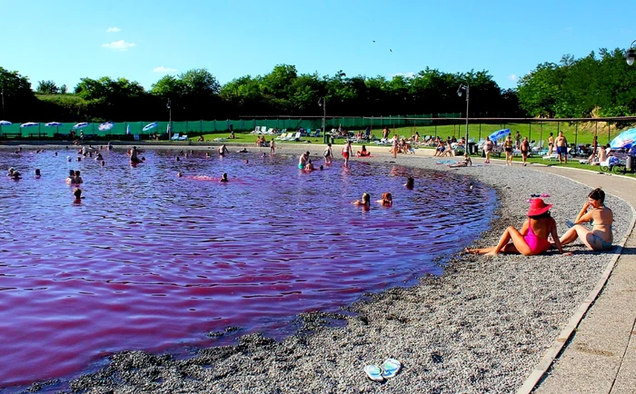 Lacul termal din Pačir: apa care variază de la roz la violet și atrage turiști pentru efectele sale terapeutice