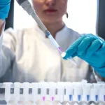 Primul vaccin proiectat integral de AI, testat pe oameni: rezultate inițiale modeste