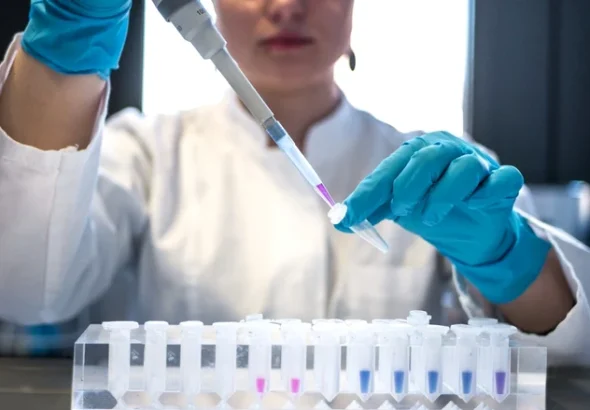 Primul vaccin proiectat integral de AI, testat pe oameni: rezultate inițiale modeste