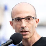 Yuval Noah Harari: Algoritmii rețelelor sociale ne capturează atenția prin frică, furie și ură