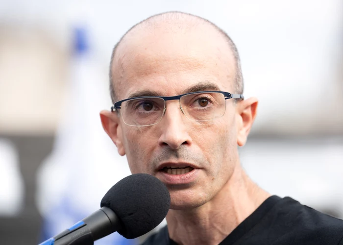 Yuval Noah Harari: Algoritmii rețelelor sociale ne capturează atenția prin frică, furie și ură