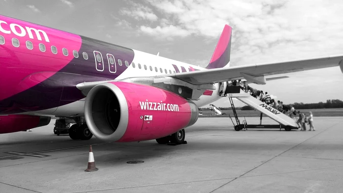 O româncă interzisă un an pe zborurile Wizz Air după ce a aprins o ţigară electronică în toaletă
