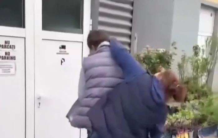Femeie reținută după ce a fost filmată lovind un adolescent în Piața Traian din Vaslui