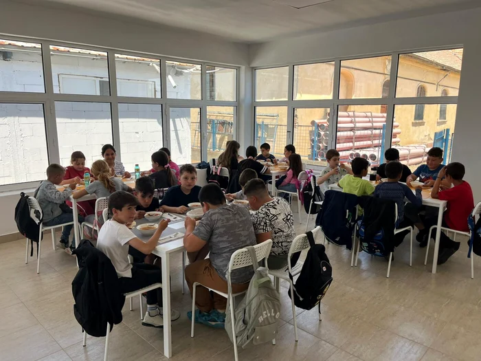 O cantină socială din Galicea Mare oferă prânz zilnic pentru 120 de copii; bucătăreasa lucrează voluntar