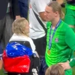 Soția lui Matvey Safonov a improvizat steagul Rusiei la festivitatea de după finala Champions League