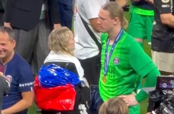 Soția lui Matvey Safonov a improvizat steagul Rusiei la festivitatea de după finala Champions League