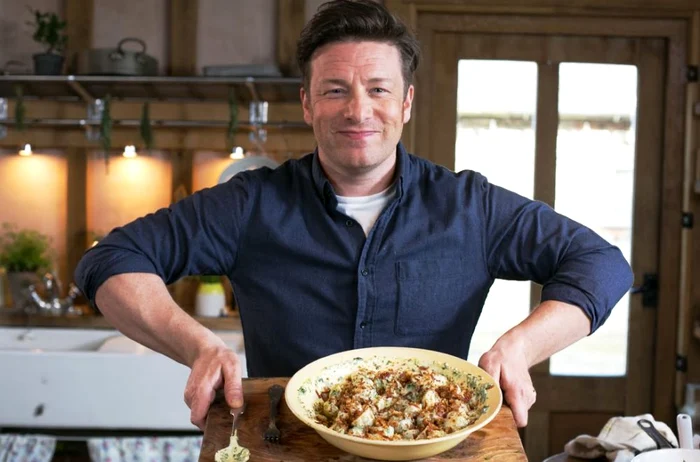 Jamie Oliver își întărește securitatea la conacul din Essex din cauza unei tabere de migranți din apropiere