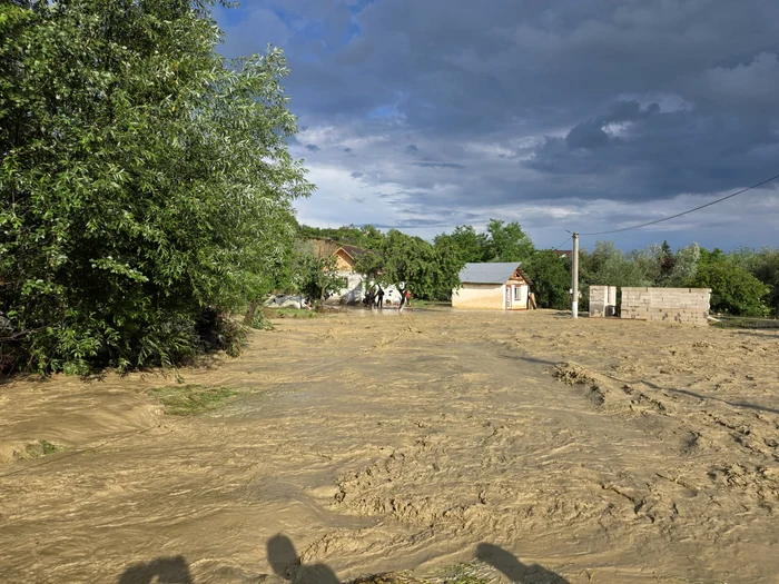 Alertă în Vrancea: o persoană luată de viitură la Obrejița; pompierii acționează cu barca de salvare