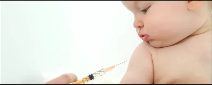 Refuzul injecției cu vitamina K la nou-născuți prinde teren în România; medicii avertizează asupra riscurilor