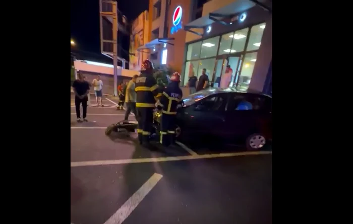 Accident în Galați: două persoane rănite după ce o mașină proiectată pe scările unui restaurant lovise patru autoturisme