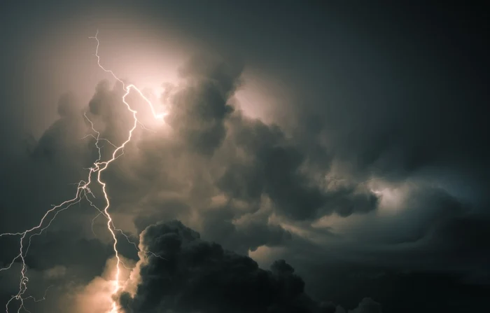 ANM: vijelii, descărcări electrice și averse torențiale în Dobrogea și nordul Munteniei