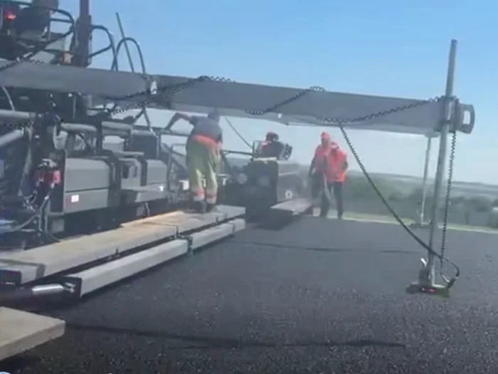 Încep lucrările de asfaltare pe primii kilometri din lotul 3 al A7. Când se vrea deschiderea traficului