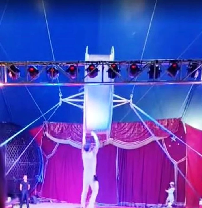 Panică la spectacolul de circ din Slatina: un acrobat a căzut peste public în timpul Roata Morții