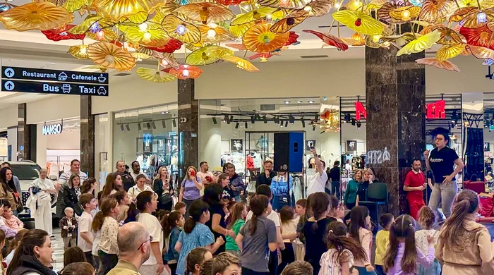 Mall-ul a înlocuit parcul și piața: cât cheltuie românii la o vizită obișnuită