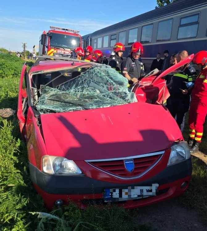 O femeie a murit după ce mașina a fost lovită de tren în Găești; trei călători au făcut atac de panică