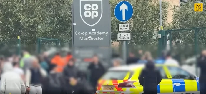 O elevă de 14 ani a atacat cu un cuțit un profesor și doi colegi la o școală din Manchester