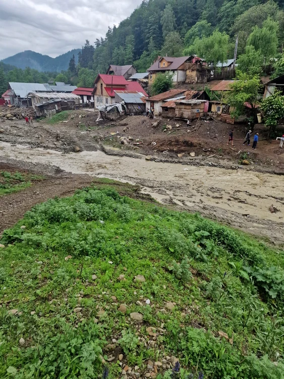 Intervenție cu șenilată în Brătilești pentru salvarea unei femei de 82 de ani cu probleme respiratorii
