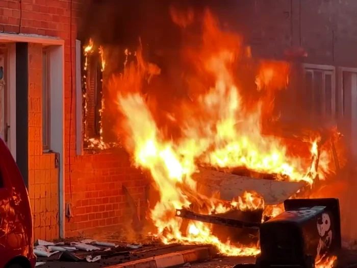 Tulburări în Belfast după un atac cu cuțitul: mașini și proprietăți incendiate, zeci de intervenții ale pompierilor